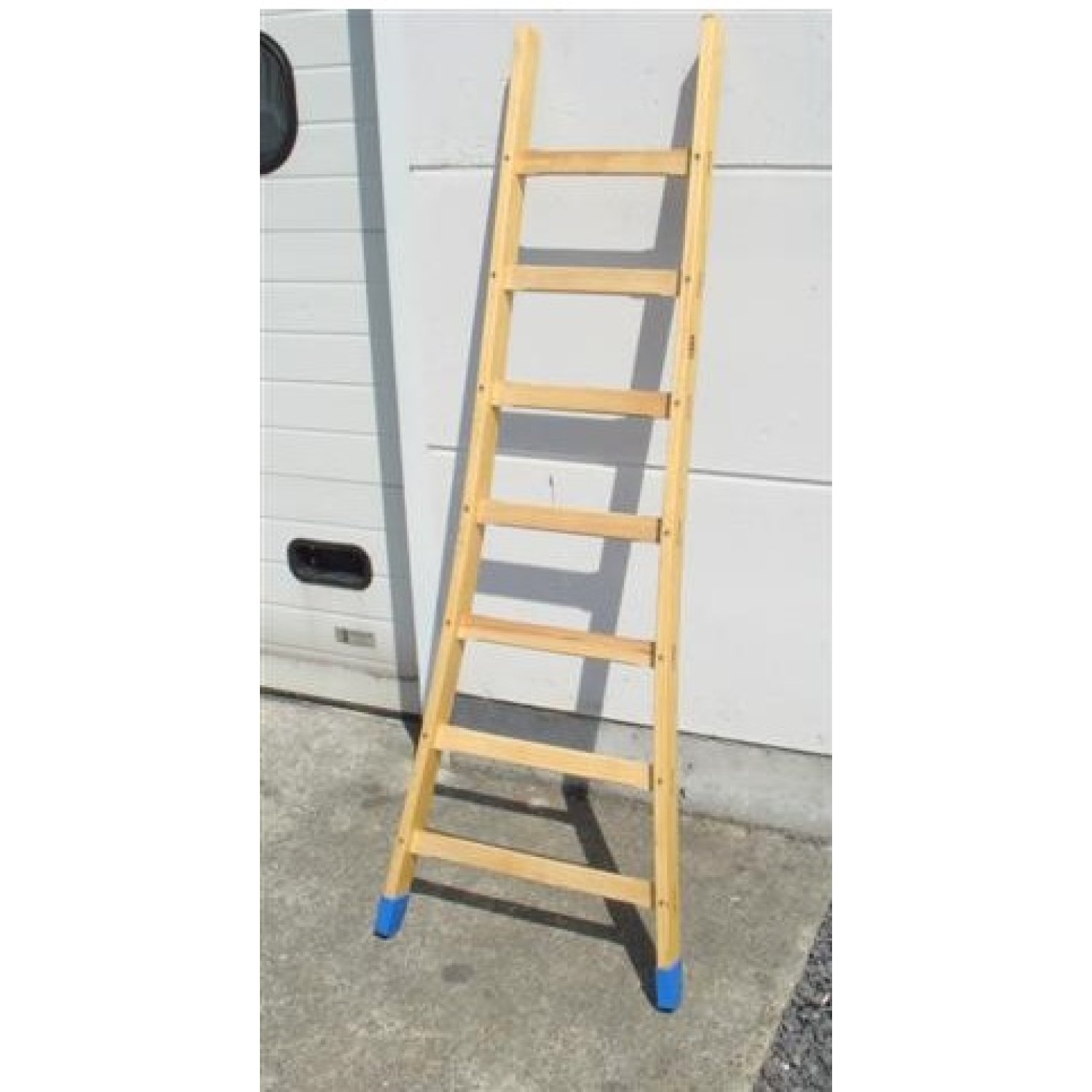 HOUTEN LADDER met OPENGAANDE VOET